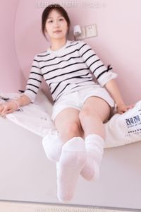 BoBoSocks Chinese Model No.556 Xiangcai: Youthful Casual Style with Striped Top, Shorts, Canvas Shoes & White Socks-15
