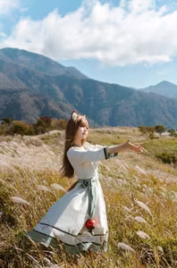 Coser Ely_eee: Enchanting 'Wolf and Breeze' Cosplay amidst Golden Fields | Artistic View-3