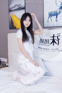 BoBoSocks: Elegant Chinese Model No.550 in White Sneakers Style-13