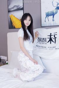 BoBoSocks: Elegant Chinese Model No.550 in White Sneakers Style-3