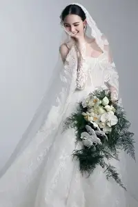 Model Huong Lien's Affectionate Wedding Photoshoot with Husband | Sweet Moments Revealed-5