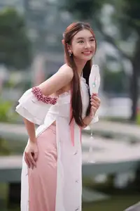 Elegant Vietnamese Woman in White Ao Dai: A Timeless Beauty with Traditional Fan 1000025262-2