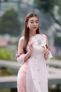Elegant Vietnamese Woman in White Ao Dai: A Timeless Beauty with Traditional Fan 1000025262-0