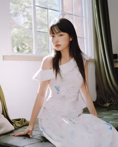 VGU No.94: Discover Elegant Beauty in Natural Light, An Expressive Portrait-5