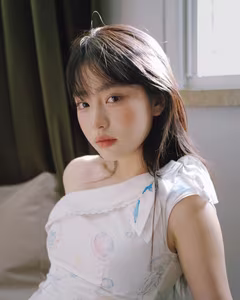 VGU No.94: Discover Elegant Beauty in Natural Light, An Expressive Portrait-0