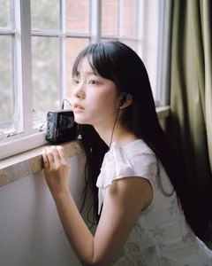 VGU No.94: Discover Elegant Beauty in Natural Light, An Expressive Portrait-3