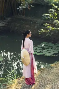 Helly Tống Evokes Nostalgia: Modernized Ao Dai Beauty and Vietnamese Grace Amidst Nature-0