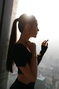 Huyen Lizzie Stuns with Alluring Slender Back and Elegant Fashion Style-8