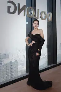 Huyen Lizzie Stuns with Alluring Slender Back and Elegant Fashion Style-3