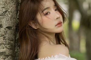 Gentle Beauty: Girl in Pristine White Dress with Pink Rose Bouquet Amidst Nature, Elegant Summer Style 1000019683-5