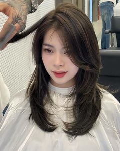 Beautiful Girl: Youthful Short Layered Hair & Dynamic Style - Beautiful Girl Photo-7
