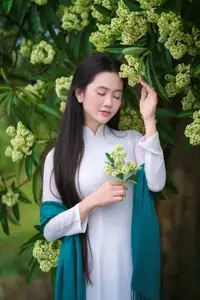 VGU No.172: Captivating Vietnamese Ao Dai Student in a Dreamy Moment, Showcasing Pure Grace Amidst Nature.-4