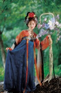 Elegant Cosplay: Tong Yi's Traditional Chinese Beauty in YiTuYu Vol.8305-9