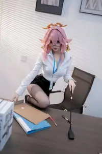 Coser Bangni Bonnie's Daring Interview Look: A Unique Blend of Professional and Playful Charm-8