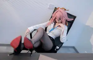 Coser Bangni Bonnie's Daring Interview Look: A Unique Blend of Professional and Playful Charm-25