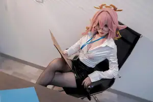 Coser Bangni Bonnie's Daring Interview Look: A Unique Blend of Professional and Playful Charm-20