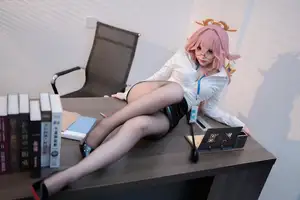 Coser Bangni Bonnie's Daring Interview Look: A Unique Blend of Professional and Playful Charm-22