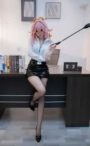 Coser Bangni Bonnie's Daring Interview Look: A Unique Blend of Professional and Playful Charm-0