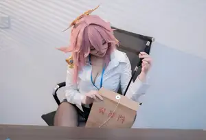 Coser Bangni Bonnie's Daring Interview Look: A Unique Blend of Professional and Playful Charm-6