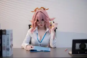 Coser Bangni Bonnie's Daring Interview Look: A Unique Blend of Professional and Playful Charm-18