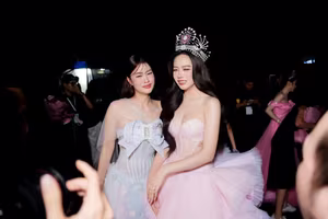 Thanh Thuy and Doan Thien An: Vietnamese Queens' Radiant Beauty & Close Bond in Thailand.-1