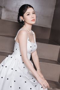 Thuy Anh Radiantly Showcases Mother-of-3 Beauty in Elegant Polka Dot Dress.-1