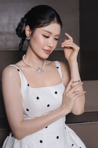 Thuy Anh Radiantly Showcases Mother-of-3 Beauty in Elegant Polka Dot Dress.-4