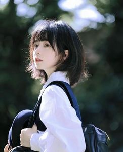 Chic Layered Bob Haircut for Round Faces - Trendy Short Hair for Beautiful Women-8