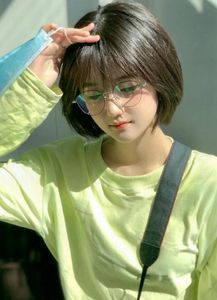 Chic Layered Bob Haircut for Round Faces - Trendy Short Hair for Beautiful Women-14