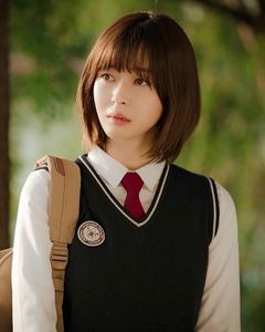 Chic Layered Bob Haircut for Round Faces - Trendy Short Hair for Beautiful Women-6