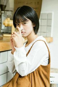 Chic Layered Bob Haircut for Round Faces - Trendy Short Hair for Beautiful Women-1