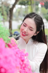 VGU No.147: Discover the enchanting grace of a Vietnamese girl in traditional Ao Dai amidst a vibrant flower market-5