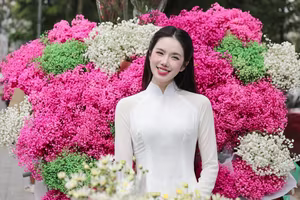 VGU No.147: Discover the enchanting grace of a Vietnamese girl in traditional Ao Dai amidst a vibrant flower market-1