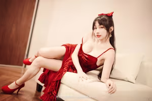 Coser Mu Mu Momo: Alluring Red Attire & Intimate Charm-11