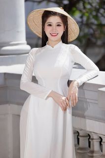Vietnamese Beauty: Elegant Traditional White Ao Dai Woman with Conical Hat-3