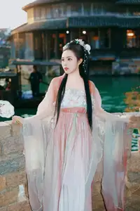 Bảo Trâm Idol Transforms into a 'Fairy Goddess' in Ancient Chinese Town: Ethereal Beauty Captivates All.-5