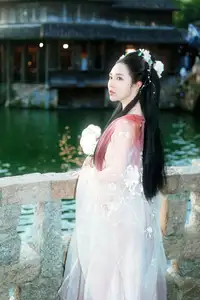 Bảo Trâm Idol Transforms into a 'Fairy Goddess' in Ancient Chinese Town: Ethereal Beauty Captivates All.-1