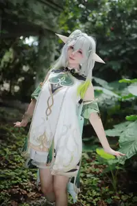 Enchanting Nahida Cosplay by Coser Uesugi Erika: A Divine and Playful Transformation!-13