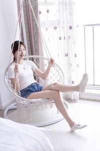 BoBoSocks No.553: Youthful Chinese Model in Denim Shorts and White T-shirt-15