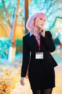 Coser Cien HamanOL: Captivating Pink-Haired Office Lady Cosplay by the City Lights-7