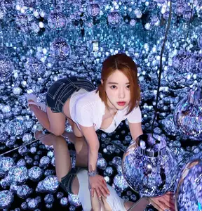 DJ SODA Stuns with Bold Photos in Enchanting Mirror Reflection Space-3