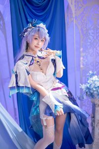 Coser AzuNyan Transforms into a Dreamy Fairy in a Pure White Dress from the June 2025 Collection-2