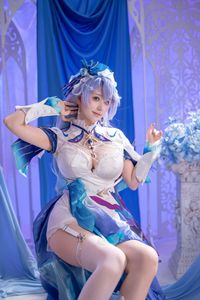 Coser AzuNyan Transforms into a Dreamy Fairy in a Pure White Dress from the June 2025 Collection-21