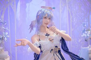 Coser AzuNyan Transforms into a Dreamy Fairy in a Pure White Dress from the June 2025 Collection-15