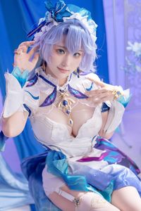 Coser AzuNyan Transforms into a Dreamy Fairy in a Pure White Dress from the June 2025 Collection-17