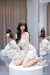 Yue Er Yue Er Shines in Pristine Wedding Gown: Captivating XiuRen No.10663 Collection-16