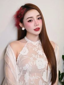 Quynh Kool Flaunts Captivating Beauty in Elegant Black Lace Dress, Stirring Visual Sensation-1