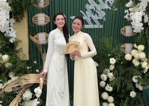 Do Thi Ha's Bridesmaids: Mesmerizing Beauty in Traditional Ao Dai at Her Engagement Ceremony-3