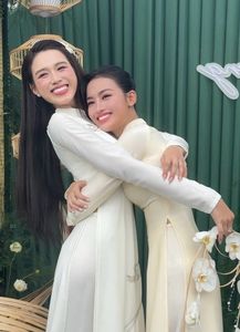 Do Thi Ha's Bridesmaids: Mesmerizing Beauty in Traditional Ao Dai at Her Engagement Ceremony-10