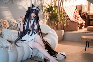 Coser Mianbingxian'er as Azur Lane August Maid: Alluring Beauty & Elegant Stockings | Tukuku-9